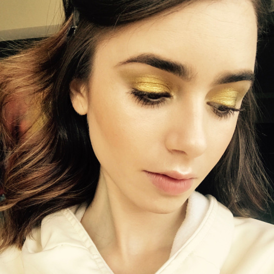 lily-collins-gold-eye-makeup
