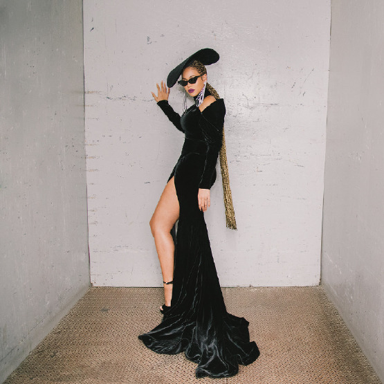 beyonce-grammys-2018-style-black-velvet-dress-outfit