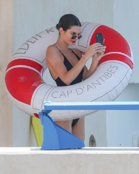 kendall-jenner-cannes-2018-beach-style-swimsuit-beauty-red-lipstick