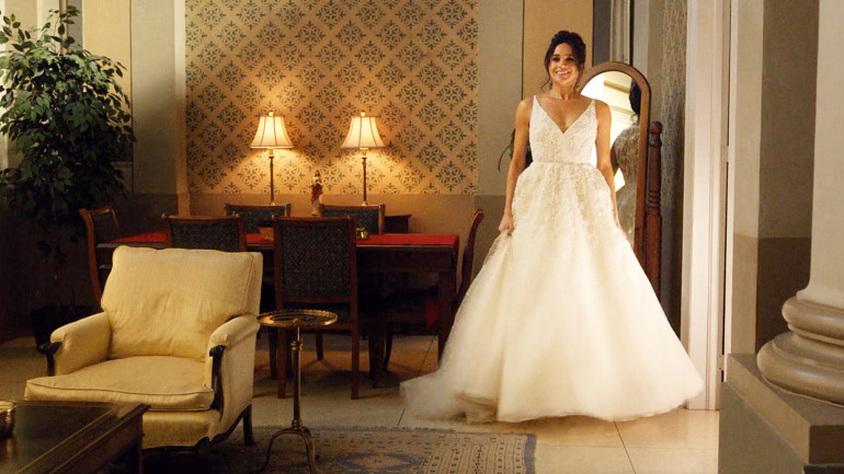 18-05/18/meghan-markle-in-a-wedding-dress-in-tv-suits-series-season-5-1511437334-1.jpg