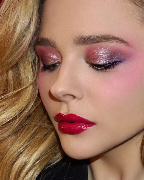 chloe-grace-moretz-beauty-make-up-red-lipstick-metallic-eyeshadow-pink