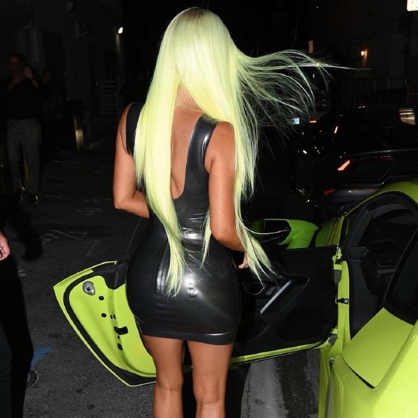 kim-kardashian-beauty-neon-green-hair-wig-lamborghini-huracan-miami-beauty
