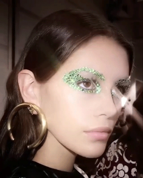 kaia-gerber-valentino-paris-fashion-week-beauty-make-up-swarowski-crystal