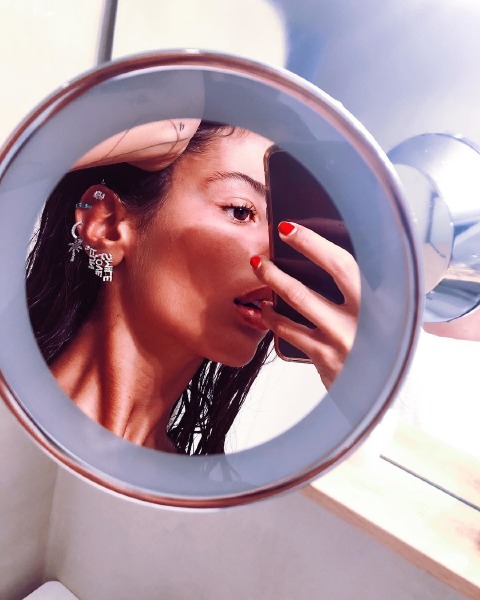 gilda-ambrosio-instagram-beauty-skin-care-mirror-selfie
