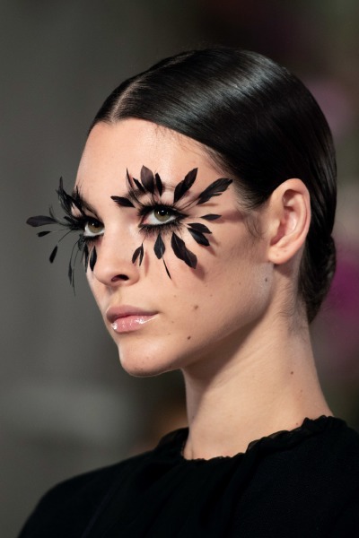 kaia-gerber-valentino-2019-couture-beauty-make-up-runway-eyelash