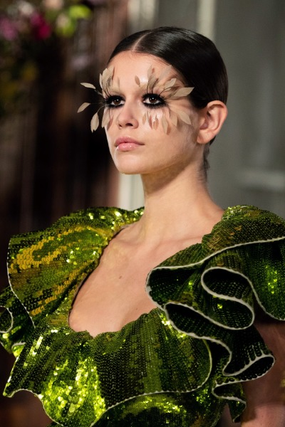 kaia-gerber-valentino-2019-couture-beauty-make-up-runway-eyelash