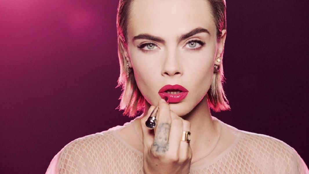 cara-delevingne-dior-stellar-shine-pink-lipstick-beauty-makeup