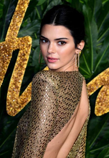 kendall-jenner-beauty-red-carpet-hair-make-up-animal-manicure