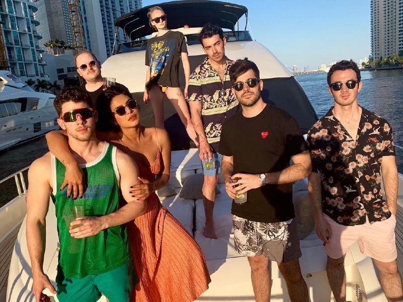 joe-jonas-nick-jonas-brothers-sophie-turner-priyanka-chopra-holiday-miami