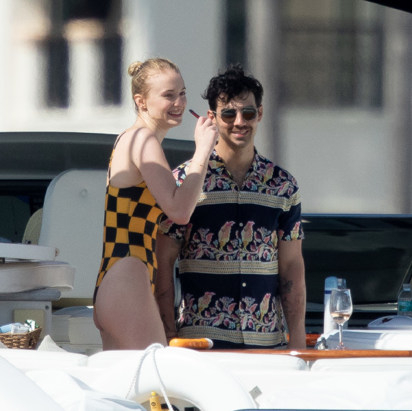 joe-jonas-nick-jonas-brothers-sophie-turner-priyanka-chopra-holiday-miami