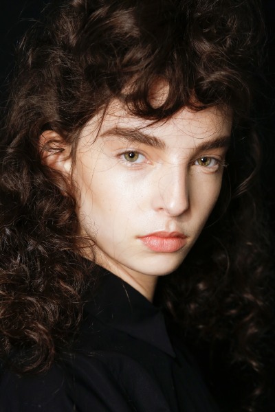 curly-hair-runway-model-care-haircut-shampoo-mask-beauty